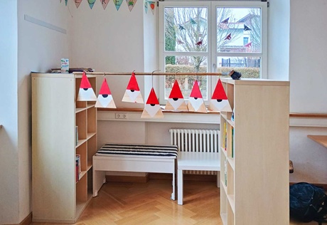 fertig gestellte Weihnachtmann-Anhänger in der Schule