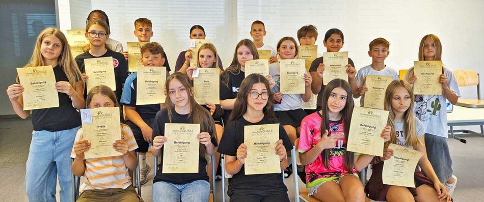 Die ausgezeichneten Schüler mit ihren Urkunden