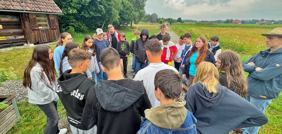 Klasse 6 auf dem Weg zum Imker