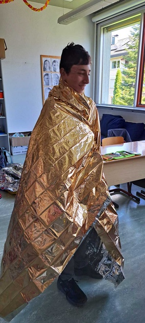 Schüler in rettungsdecke eingehüllt