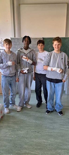Schüler mit selbst angelegten Verbänden