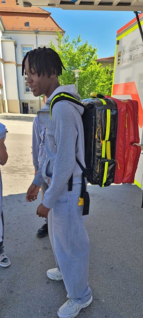 Schüler mit Notrettungsgepäck