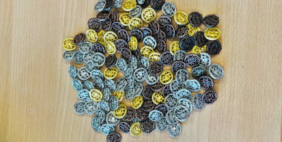 Haufen mit Sportabzeichen in den Farben Gold, Silber und Bronze