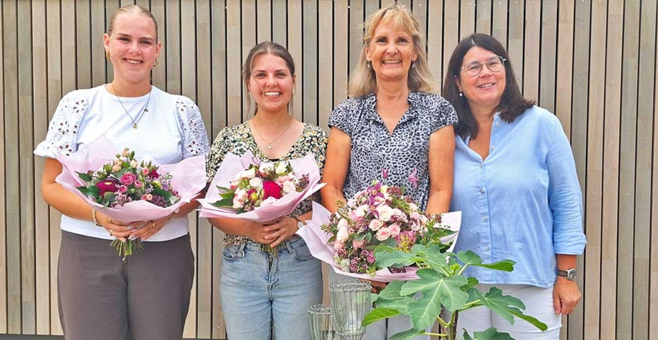 Lehrerinnen mit Blumenstraß